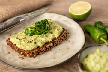 Vollkornbrot mit frischer Avocadocreme und Gewürzen