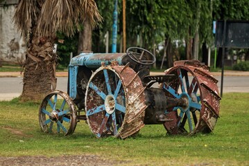 Antiguo tractor oxidado 