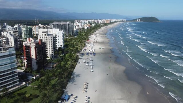 Turistas na praia de rivieira de s&atilde;o louren&ccedil;o, bertioga, sp, brasil vis&atilde;o a&eacute;rea