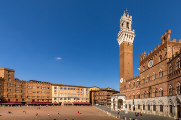 Naklejka premium Siena, Italy - July 26, 2023: Piazza del Campo with Palazzo Pubblico and Torre del Mangia in Siena, Italy