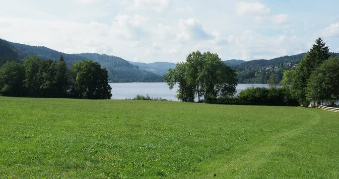 Titisee im s&uuml;dlichen Schwarzwald . in Baden-W&uuml;rttemberg. Blick vom Stadtzentrum auf den See. Ausgangspunkt des Seerundwegs Richtung S&uuml;den.An der Gutach
