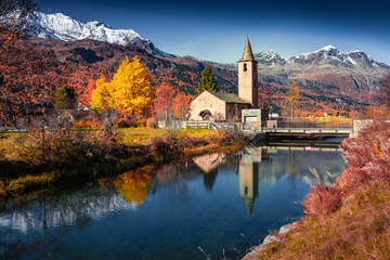 Attractive autumn view of San Lurench church in Sils im Engadin village. Marvelous morning scene of Swiss Alps. Sunny landscape of Sils lake, Switzerland, Europe. Traveling concept background. - obrazy, fototapety, plakaty