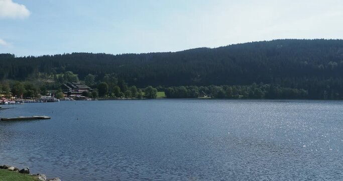 Titisee im s&uuml;dlichen Schwarzwald. Blick auf das Zentrum von Titisee-Neustadt, Kurgarten, Seegarten und Bootsanlegestelle