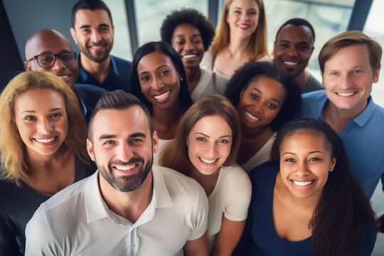 Funcion&aacute;rios felizes se re&uacute;nem para mostrar a beleza da diversidade, diferentes origens e culturas no local de trabalho.
