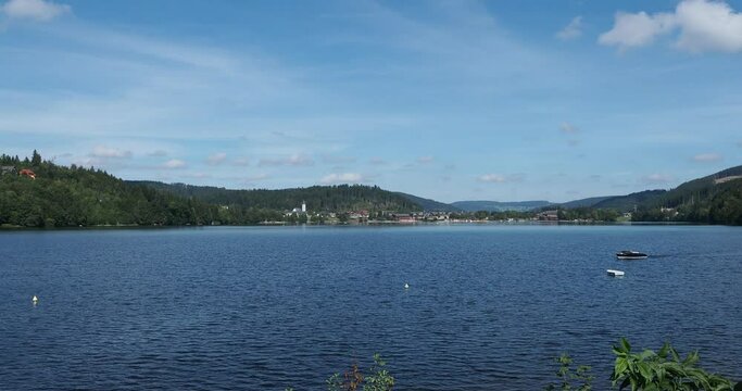 Titisee im s&uuml;dlichen Schwarzwald in Baden-W&uuml;rttemberg. Blick auf das Zentrum von Titisee-Neustadt vom S&uuml;dufe