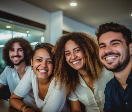 Funcion&aacute;rios felizes se re&uacute;nem para mostrar a beleza da diversidade, diferentes origens e culturas no local de trabalho.