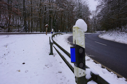 Leitpfosten mit einem blauen Reflektor an einer Landstra&szlig;e in Deutschland