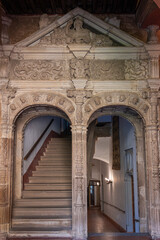 Puerta ornamentada con doble arco en el claustro del real monasterio de Guadalupe, España
