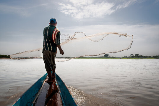 Artisanal freshwater fishing with cast nets in Latin America