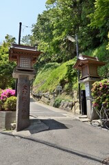 世界平和を願う巨大な大船観音様で有名な大船観音参道入口です。境内には「原爆犠牲者慰霊碑」「原爆の火の塔」が建立されています。