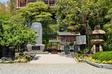 大船観音寺境内に建立されている原爆犠牲者慰霊碑です。爆心地の西蓮寺からは地蔵尊の土台石、長崎の浦上天主堂からも石が寄贈されました。それぞれの被爆石は千羽鶴が刻まれた筏にのせられ、その台座には被爆者が平和の丘に向かう姿が描かれています。また、その慰霊碑の右手には原爆の火の塔があります。ぜひみなさまも恒久平和祈願にお参りくださいませ。 