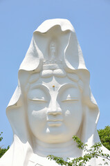 大船観音様。昭和4年建設に着手し、戦争による中断を経て、昭和35年4月世界平和を願う温容ゆたかなお姿に完成しました。高さ25m、巾19m、奥行13m