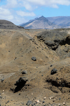 Erosion von alter vulkanischer Landschaft mit Vulkanen und Lava Gebrösel