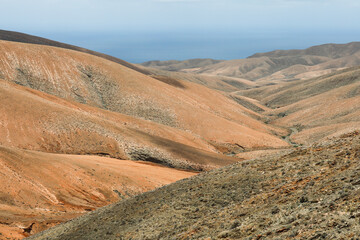 Hügelige stark erodierte trockene vulkanische Landschaft auf Fuerteventura