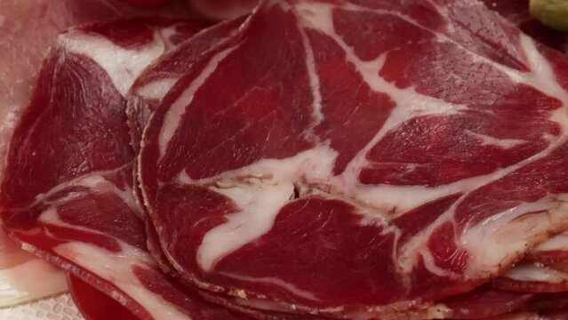 assiette de charcuterie, en gros plan