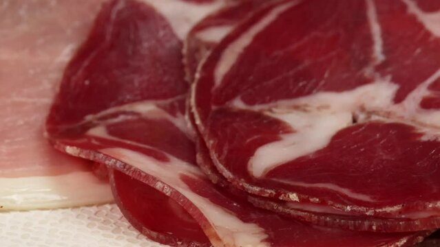 assiette de charcuterie, en gros plan