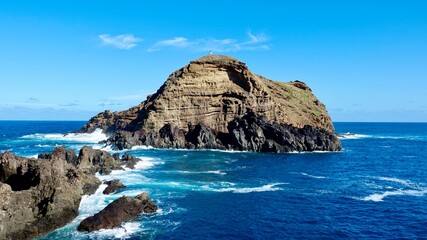 Fototapeta na wymiar Küstenlandschaft auf Madeira, Felsen und Meer