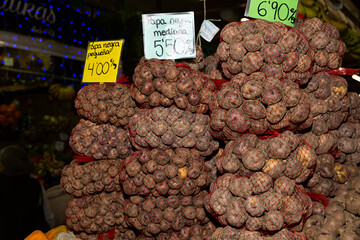 Venta de diferentes variedades de patatas en el mercado.