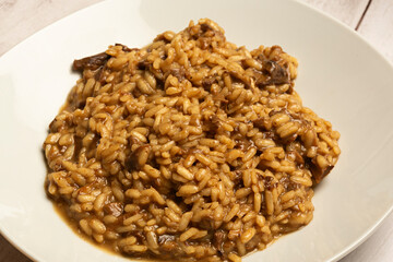 Plato con risoto con boletus.