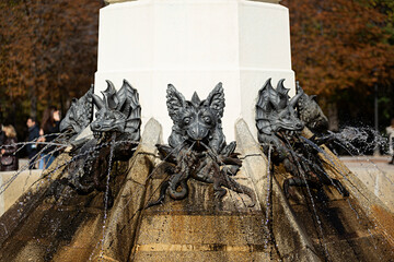 Fuente de agua con esculturas de dragones en bronce.