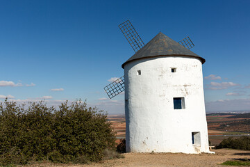 Fototapeta na wymiar Paisaje con molino de viento en Puerto Lápice, Ciudad Real.