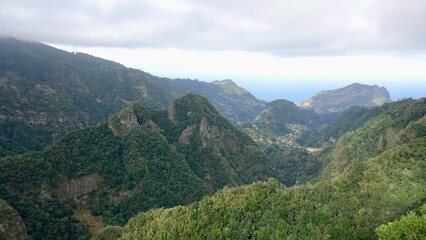 Landschaften auf Madeira, Gebirge und Küstenlandschaft