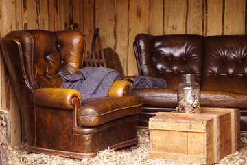 Wunderschön historisch eingerichtete Sitzecke mit braunem Leder und Sägespähne