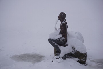 Mummelsee Meerjungfrau am zugefrorenen See mit viel Schnee - obrazy, fototapety, plakaty
