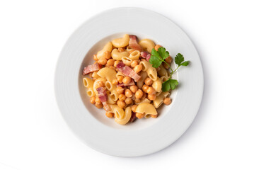 Piatto di pasta con ceci e guanciale, cibo italiano 