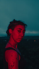 Retrato cinematografico a mujer joven en lugar alto de paraguay 