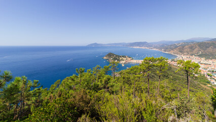 Punta Manara mit Blick auf Sestri Levante in Ligurien, Italien