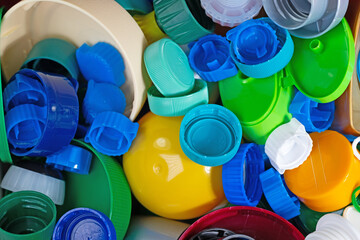 Verschiedene Schraubverschlüsse und Kappen aus Kunststoff zum Recyceln