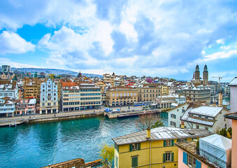 Fototapeta na wymiar Medeival Altstadt district with Limmat River and scenic houses on its banks, Zurich, Switzerland