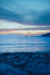 Steinstrand mit Sonnenuntergang