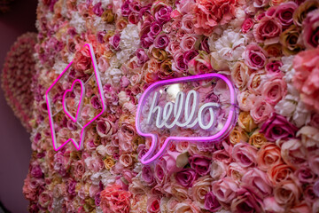 Ściana Kwiatów z Neonowym Napisem "Hello" i Różową Neonową Kopertą / Flower Wall with Neon "Hello" Sign and Pink Neon Envelope
