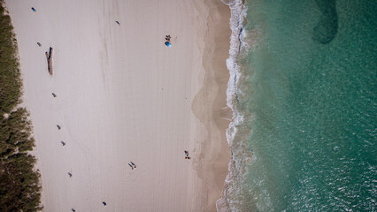 Fototapeta na wymiar Visão aérea da orla e ondas da praia de Miami na Flórida