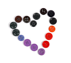 Herz aus bunten knöpfe isoliert auf weißem Hintergrund