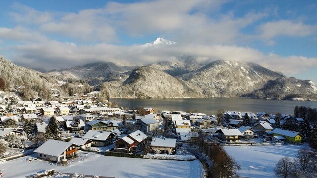 Winter und Weihnachten in den Bergen des Wolgansee. Austria, Strobl, St Gilgen.