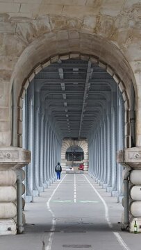 Central aisle of the Bir Hakeim bridge in Paris