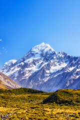 Fototapeta premium NZ Mt Cook Peak over hills vert