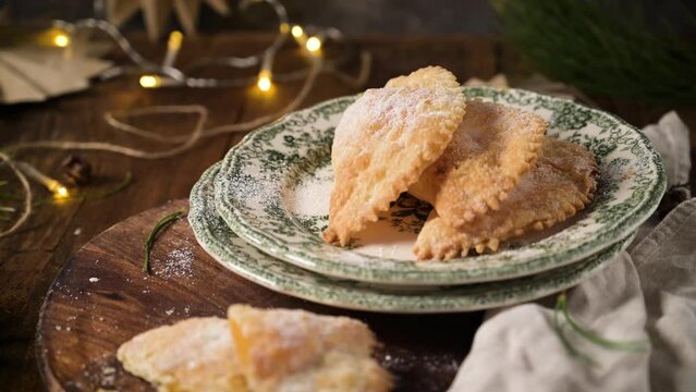 A crescent-shaped pastry whose filling is made of eggs and almonds wrapped in crispy dough, cut in an artisanal way and sprinkled with sugar.