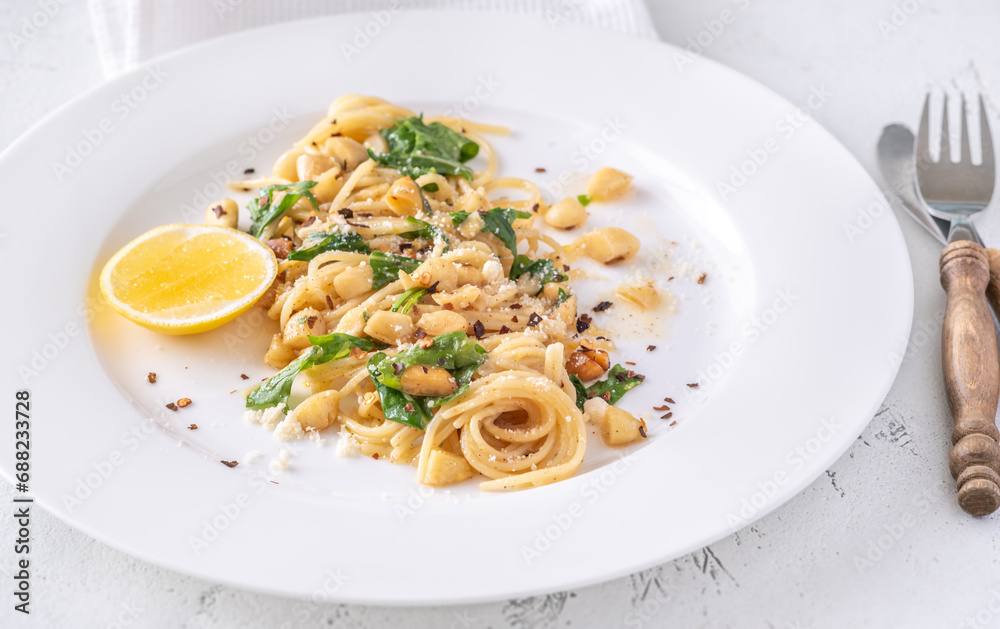 Sticker lemon pasta with almonds