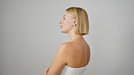 Obraz premium Young blonde woman standing with serious face over isolated white background