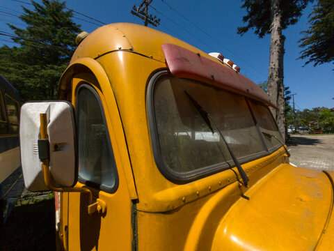 Ônibus Escolar e Turismo Antigo no Brasil - Powered by Adobe