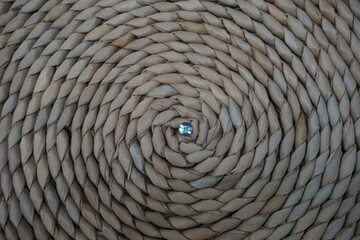 Artesanía en espiral confeccionada con hojas de palma secas, tapete circular, textura natural - obrazy, fototapety, plakaty