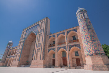 Fototapeta na wymiar Decorated arches of the Kukeldash Madrasah next to Chorsu bazaar, Tashkent