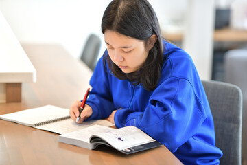 勉強に集中する中学生の女の子