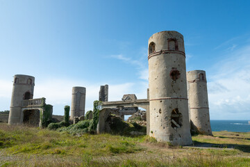 Fototapeta na wymiar Ruines du manoir de Saint-Pol-Roux-le-Magnifique