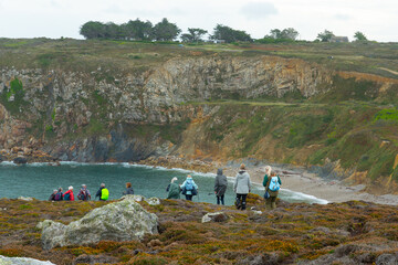 Groupe de randonneurs sur le GR34 presqu'île de Crozon-Bretagne France