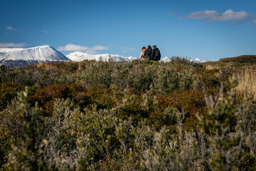 Grupo de mujeres caminando sobre la tundra antártica en primavera verano. Paisaje boreal o...